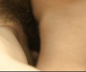 Petite sayaka tsuzi saa hänen karvainen pussy leikki